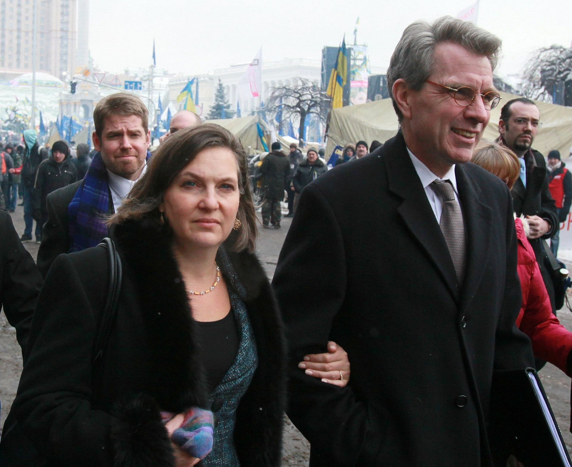 Victoria Nuland and Geoffrey R. Pyatt at the Maidan Square in Kiev Victoria Nuland and Geoffrey R. Pyatt at the Maidan Square in Kiev - Sputnik International, 1920, 01.03.2022