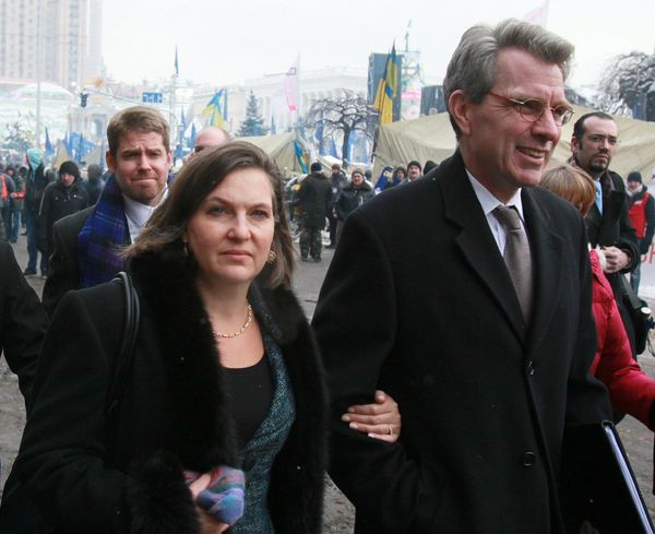 Victoria Nuland and Geoffrey R. Pyatt at the Maidan Square in Kiev Victoria Nuland and Geoffrey R. Pyatt at the Maidan Square in Kiev - Sputnik International
