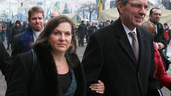 Victoria Nuland and Geoffrey R. Pyatt at the Maidan Square in Kiev - Sputnik International