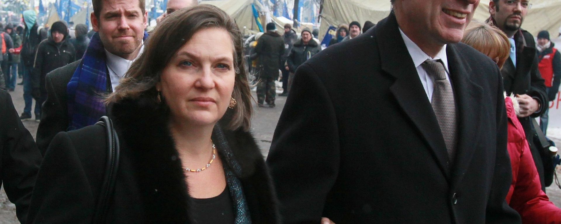 Victoria Nuland and Geoffrey R. Pyatt at the Maidan Square in Kiev - Sputnik International, 1920, 05.03.2024