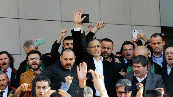 Zaman editor-in-chief Ekrem Dumanli greets his supporters - Sputnik International