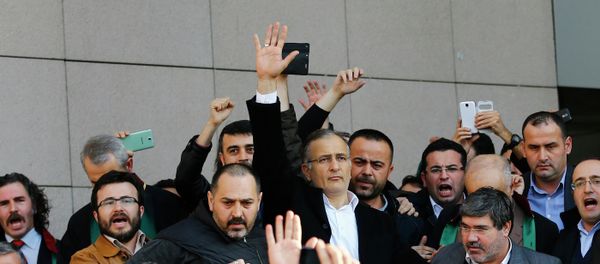 Zaman editor-in-chief Ekrem Dumanli greets his supporters - Sputnik International