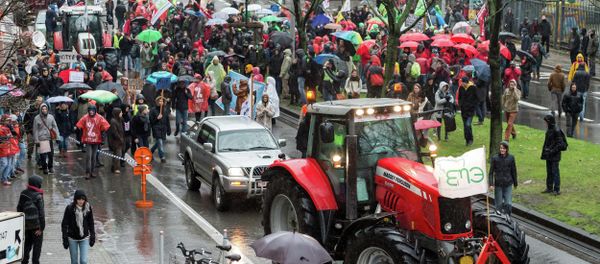 Farmers protest near the European Commission headquarters - Sputnik International