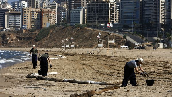 Volunteers from Green Line NGO clean Ramlet-el-Baida beach in Beirut damaged by an oil spill caused by Israeli bombardment during the war in 2006. Volunteers from Green Line NGO clean Ramlet-el-Baida beach in Beirut damaged by an oil spill caused by Israeli bombardment during the war in 2006. - Sputnik International