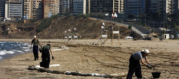 Volunteers from Green Line NGO clean Ramlet-el-Baida beach in Beirut damaged by an oil spill caused by Israeli bombardment during the war in 2006. - Sputnik International
