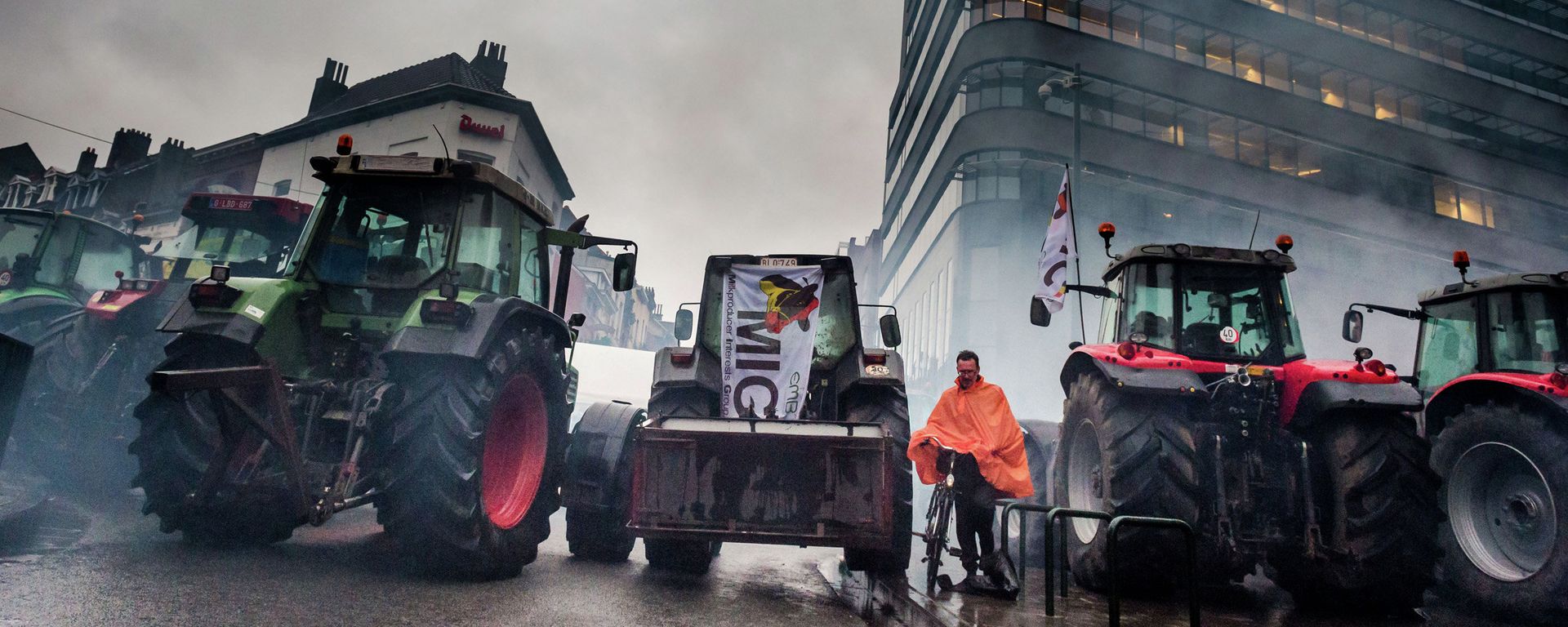 Tractors block a street in front of the European Commission headquarters Tractors block a street in front of the European Commission headquarters - Sputnik International, 1920, 30.01.2024