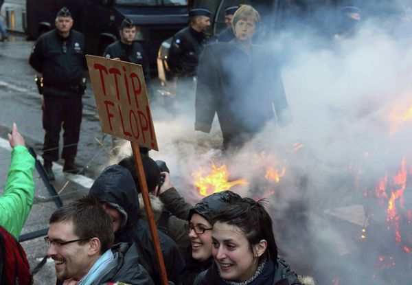 Merkel on Fire: European Farmers Protest in Brussels - Sputnik International