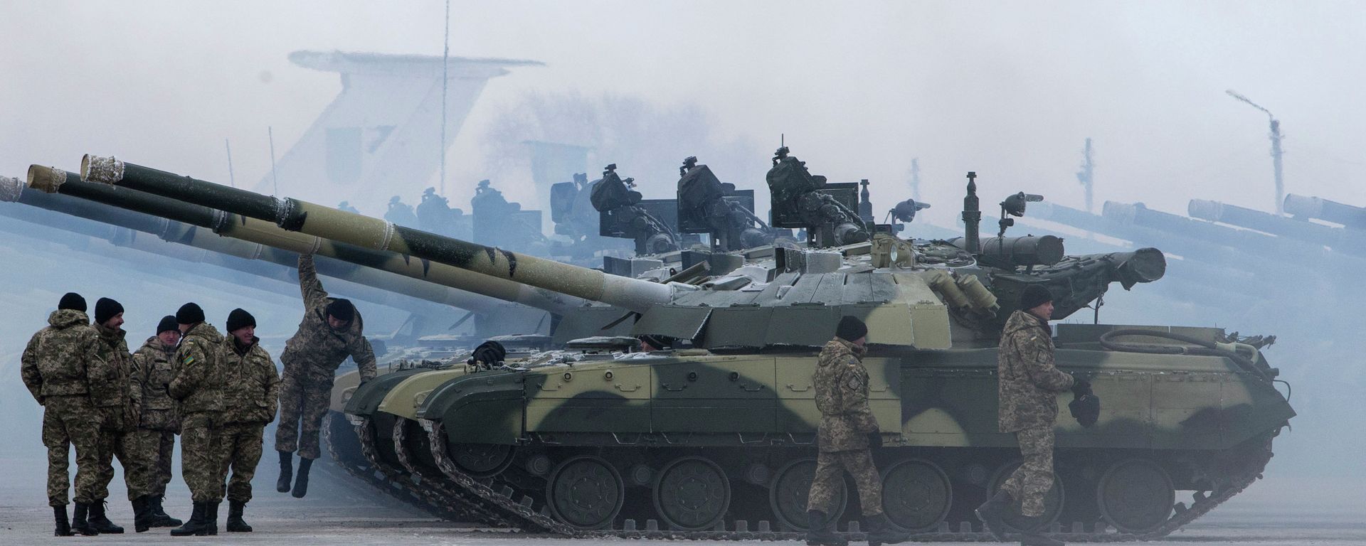Ukrainian soldiers get new tanks and other military vehicles at a military base in the eastern town of Chuguyev, Ukraine, Saturday, Dec. 6, 2014 Ukrainian soldiers get new tanks and other military vehicles at a military base in the eastern town of Chuguyev, Ukraine, Saturday, Dec. 6, 2014 - Sputnik International, 1920, 25.12.2021