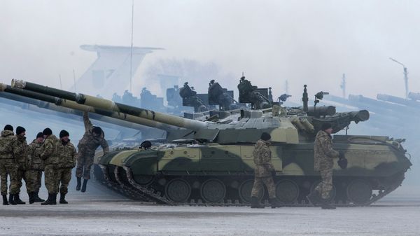 Ukrainian soldiers get new tanks and other military vehicles at a military base in the eastern town of Chuguyev, Ukraine, Saturday, Dec. 6, 2014 - Sputnik International