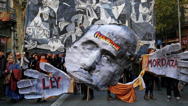 Protest against the Spanish government's new anti-protest security law in Barcelona - Sputnik International