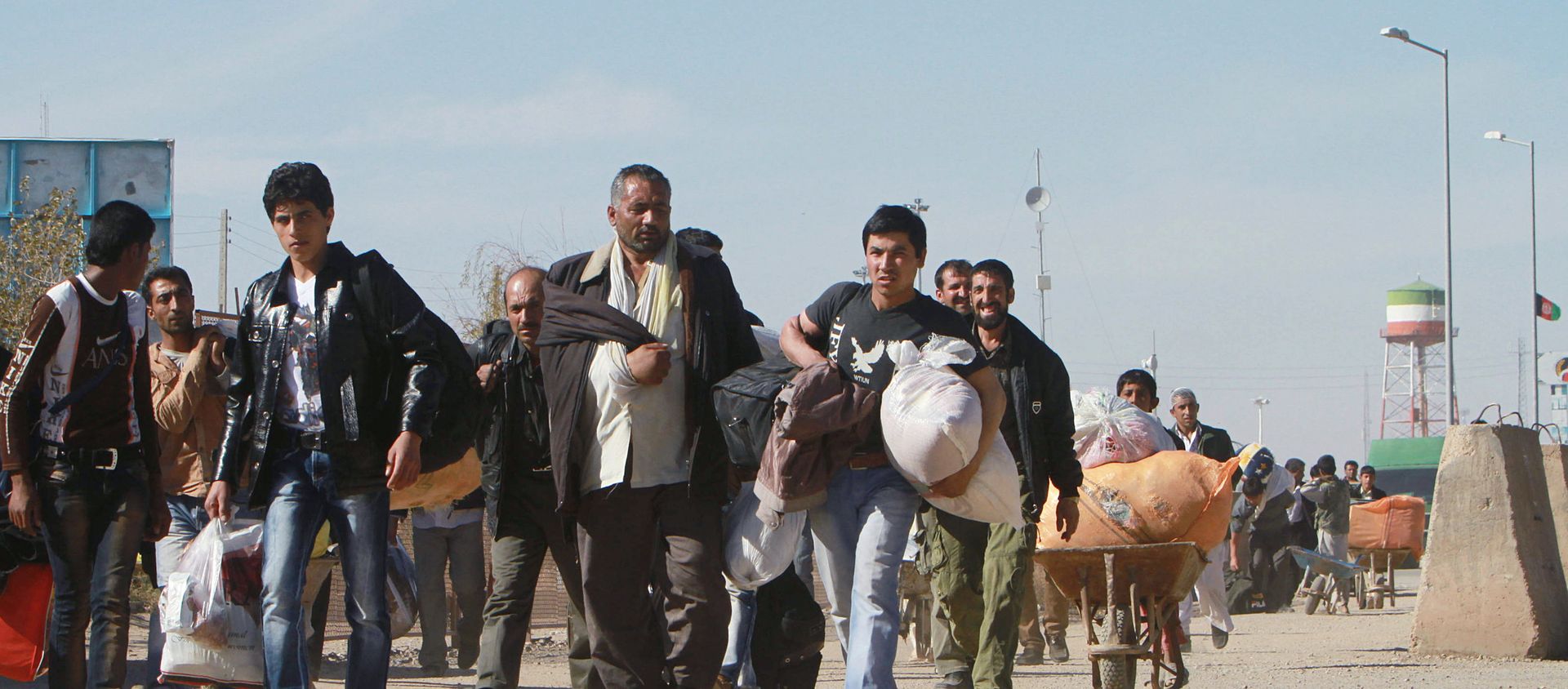 Afghan refugees enter Afghan territory after leaving Iran at the Islam Qala border crossing in Kohsan, Herat, west of Kabul, Afghanistan, Sunday, 11 November 2012. Afghan refugees enter Afghan territory after leaving Iran at the Islam Qala border crossing in Kohsan, Herat, west of Kabul, Afghanistan, Sunday, 11 November 2012. - Sputnik International, 1920, 20.08.2021
