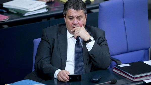 Germany's Economy Minister Sigmar Gabriel holds a MOBILE phone during a debate at the lower house of parliament Bundestag in Berlin, November 26, 2014 Germany's Economy Minister Sigmar Gabriel holds a MOBILE phone during a debate at the lower house of parliament Bundestag in Berlin, November 26, 2014 - Sputnik International