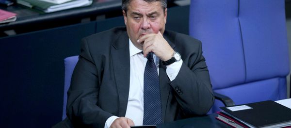 Germany's Economy Minister Sigmar Gabriel holds a MOBILE phone during a debate at the lower house of parliament Bundestag in Berlin, November 26, 2014 - Sputnik International