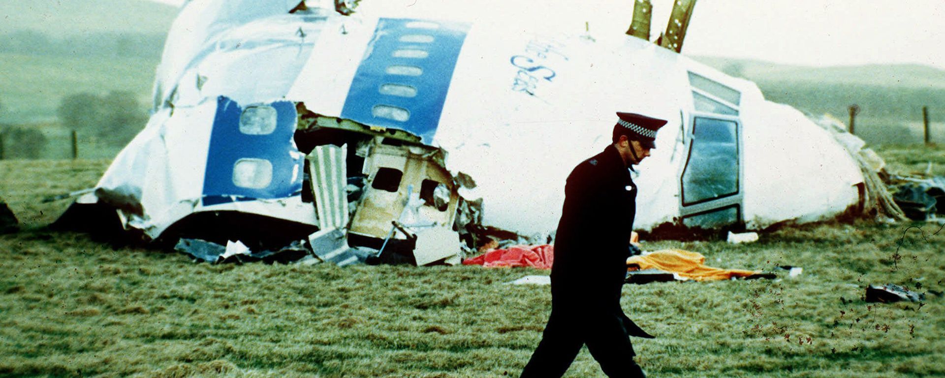 A police officer walks by the nose of Pan Am flight 103 in a field near the town of Lockerbie A police officer walks by the nose of Pan Am flight 103 in a field near the town of Lockerbie - Sputnik International, 1920, 21.12.2020