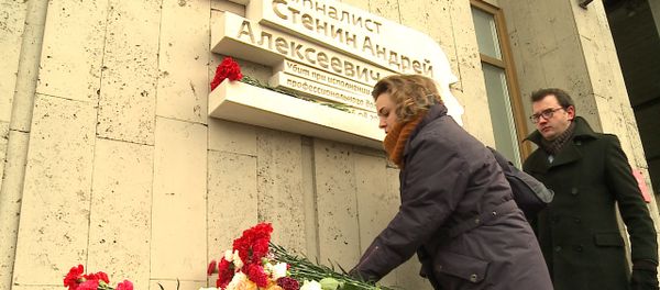 Relatives, Colleagues Bring Flowers to Andrei Stenin Memorial Plaque Relatives, Colleagues Bring Flowers to Andrei Stenin Memorial Plaque - Sputnik International