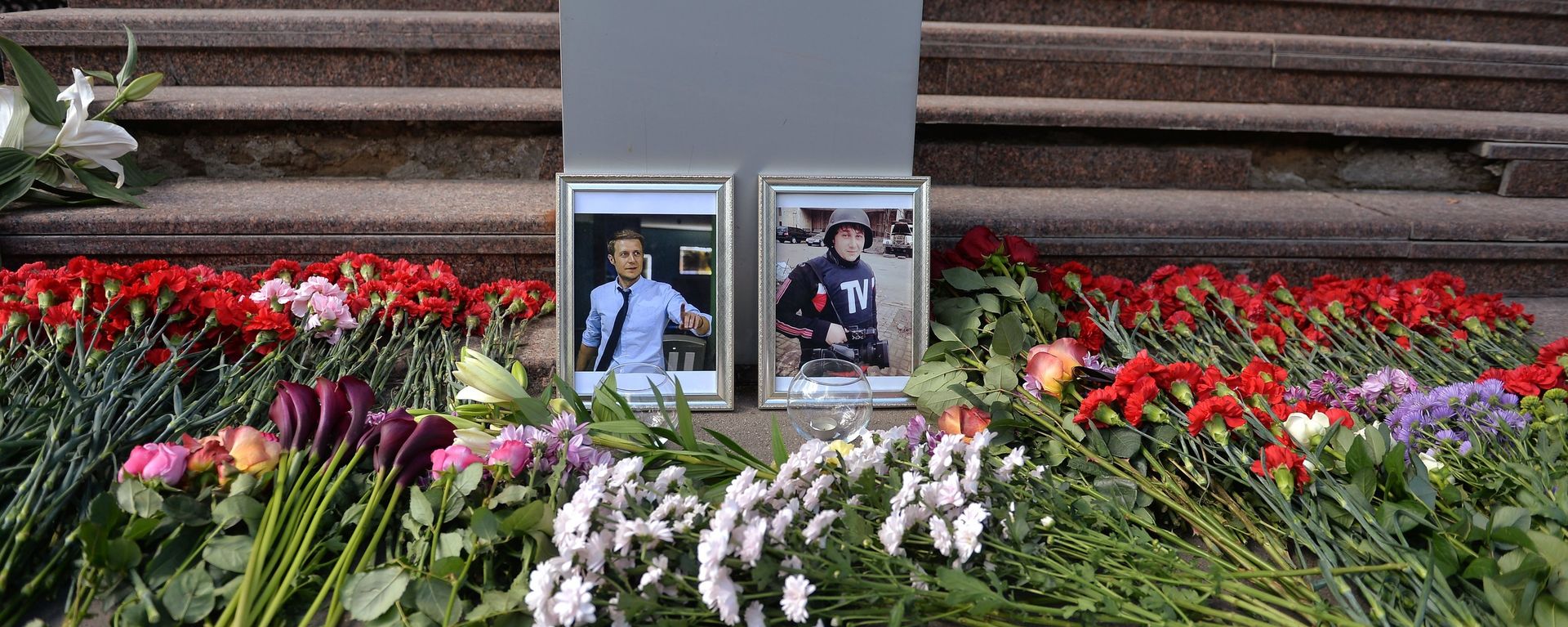 Flowers at VGTRK headquarters in memory of killed journalists Flowers at VGTRK headquarters in memory of killed journalists - Sputnik International, 1920, 13.01.2025