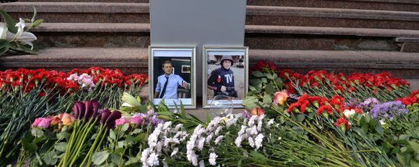 Flowers at VGTRK headquarters in memory of killed journalists - Sputnik International
