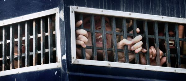 Detained American Muslims shout from a prison van as they leave an anti terrorist court after their court appearance in Sargodha, Pakistan - Sputnik International