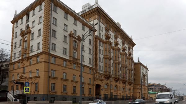 Barriers and police car are seen in front of the U.S. embassy in Moscow, Russia, on Tuesday, May 2, 2011 - Sputnik International