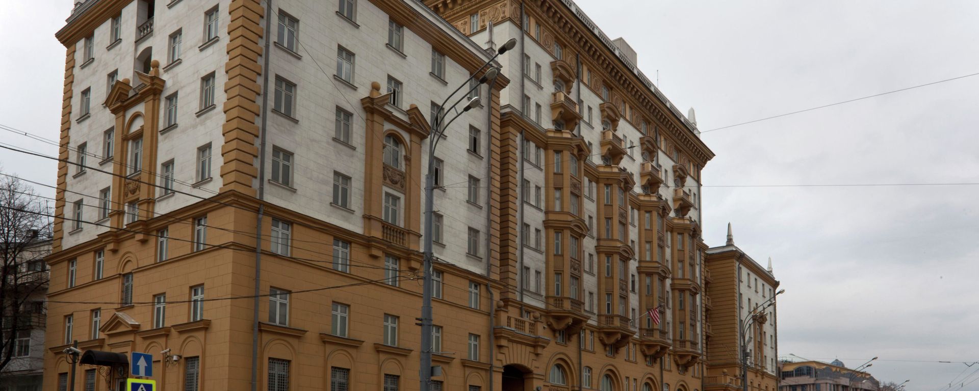 Barriers and police car are seen in front of the U.S. embassy in Moscow, Russia, on Tuesday, May 2, 2011 Barriers and police car are seen in front of the U.S. embassy in Moscow, Russia, on Tuesday, May 2, 2011 - Sputnik International, 1920, 28.11.2022