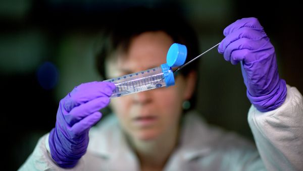 Microbiologist Dr. Molly Freeman pulls Listeria bacteria from a tube to be tested for its DNA fingerprinting in a foodborne disease outbreak lab. - Sputnik International