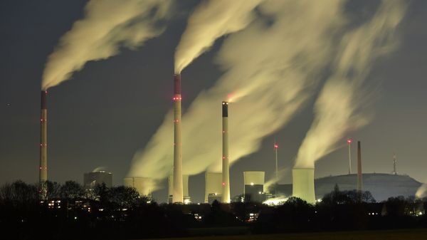 In this Monday, Nov. 24, 2014 file photo, smoke streams from the chimneys of the E.ON coal-fired power station in Gelsenkirchen, Germany - Sputnik International