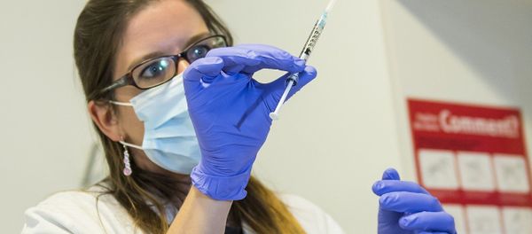 A nurse holds a dose of experimental vaccine A nurse holds a dose of experimental vaccine - Sputnik International
