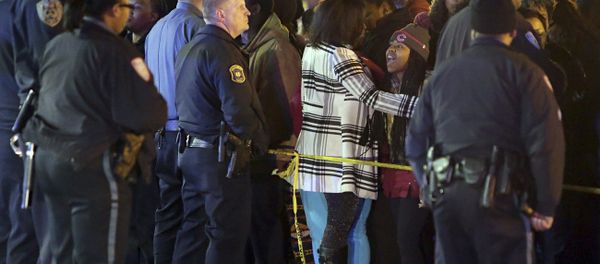 Police hold back a crowd at the perimeter of a scene on Wednesday, Dec. 24, 2014 Police hold back a crowd at the perimeter of a scene on Wednesday, Dec. 24, 2014 - Sputnik International