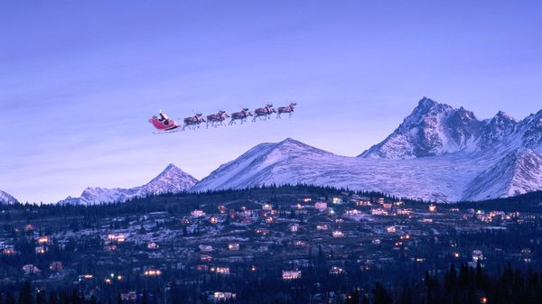 Santa in sleigh & reindeer fly over houses - Sputnik International