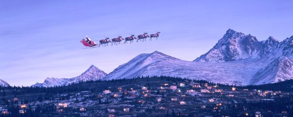 Santa Claus is flying around the world on his sleigh, to deliver the gifts to children for Christmas - Sputnik International