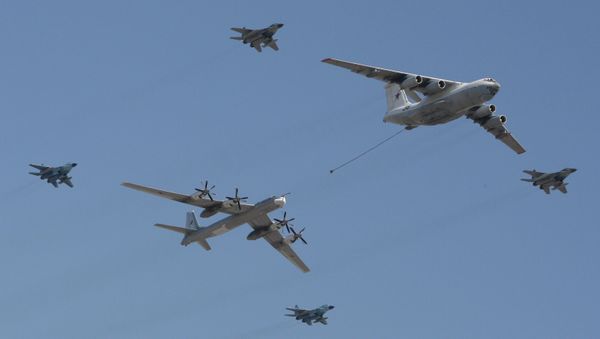 An Il-78 tanker aircraft, right, and a Tu-95 heavy bomber - Sputnik International