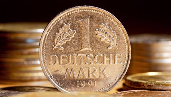 Many Germans are still holding on to the deutsche mark, their country's old currency, more than a decade after it was replaced by the euro - Sputnik International