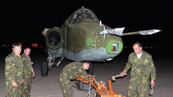 Russian soldiers unload a Russian Sukhoi SU-25 plane in al-Muthanna Iraqi military base at Baghdad airport in Baghdad, June 28, 2014. - Sputnik International
