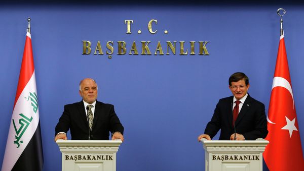 Iraqi Prime Minister Haider al-Abadi and Turkey's Prime Minister Ahmet Davutoglu (R) addresses the media in Ankara December 25, 2014 - Sputnik International