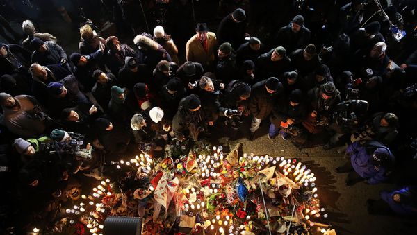 People bring flowers and candles to a place of murder police officers in New York People bring flowers and candles to a place of murder police officers in New York - Sputnik International