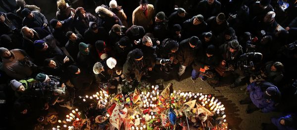 People bring flowers and candles to a place of murder police officers in New York - Sputnik International