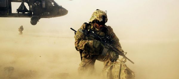 A U.S. soldier from the 3rd Cavalry Regiment shields himself from the rotor wash of a UH-60 Blackhawk helicopter after being dropped off for a mission with the Afghan police near Jalalabad - Sputnik International