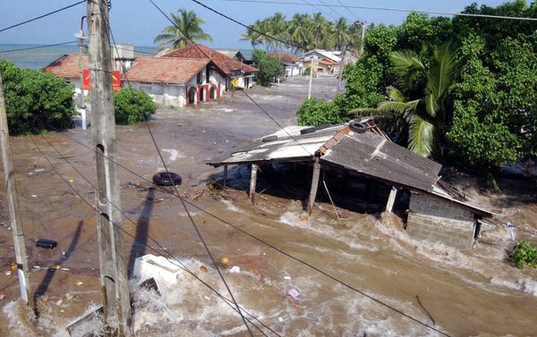 Tidal waves wash through houses at Maddampegama, about 60 kilometers (38 miles) south of Colombo, Sri Lanka - Sputnik International