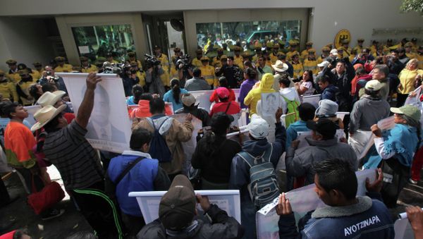 The relatives of 43 missing college students hold posters of their missing loved ones as they demonstrate outside Germany's embassy in Mexico City. - Sputnik International