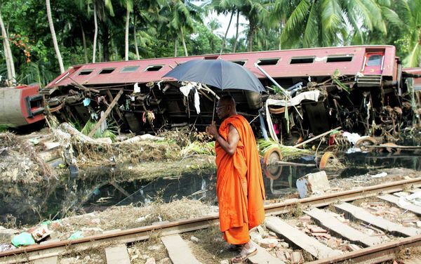 A Buddhist monk looks at a wrecked carriage after an entire train was destroyed by Sunday's tsunami in the town of Paraliya, 90 km (56 miles) south of Colombo, Sri Lanka - Sputnik International
