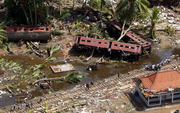 An aerial shot taken from a helicopter shows villagers search for the missing along railroad tracks at Telwatte, about 100 kilometers (63 miles) south of Colombo, Sri Lanka - Sputnik International