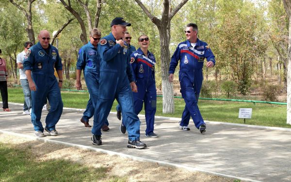 Roscosmos cosmonaut Elena Serov (center) during the preparation for the flight to the ISS - Sputnik International
