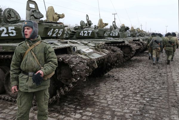Soldiers of the separate tank battalion of the Baltic Fleet motorized infantry brigade, during loading of tanks on flatcars, for dislocation to the district selected for military exercises, in the city of Gusev, Kaliningrad Region. - Sputnik International