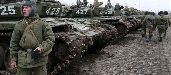 Soldiers of the separate tank battalion of the Baltic Fleet motorized infantry brigade, during loading of tanks on flatcars, for dislocation to the district selected for military exercises, in the city of Gusev, Kaliningrad Region. - Sputnik International