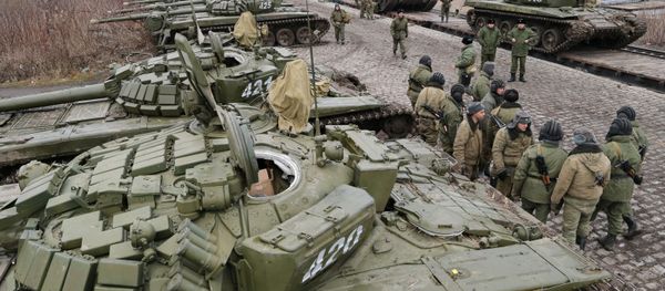Soldiers of the separate tank battalion of the Baltic Fleet motorized infantry brigade, during loading of tanks on flatcars, for dislocation to the district selected for military exercises, in the city of Gusev, Kaliningrad Region. Soldiers of the separate tank battalion of the Baltic Fleet motorized infantry brigade, during loading of tanks on flatcars, for dislocation to the district selected for military exercises, in the city of Gusev, Kaliningrad Region. - Sputnik International
