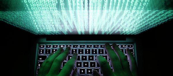 A man types on a computer keyboard - Sputnik International
