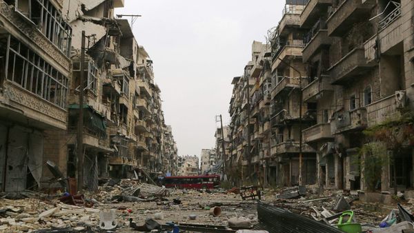 A bus blocks a road amid damage on the Salah Al-Din neighbourhood frontline in Aleppo December 6, 2014. A bus blocks a road amid damage on the Salah Al-Din neighbourhood frontline in Aleppo December 6, 2014. - Sputnik International