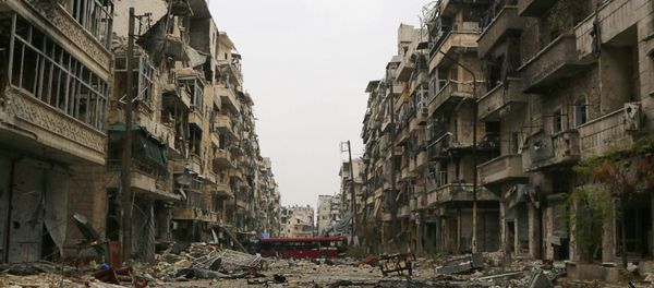 A bus blocks a road amid damage on the Salah Al-Din neighbourhood frontline in Aleppo December 6, 2014. - Sputnik International