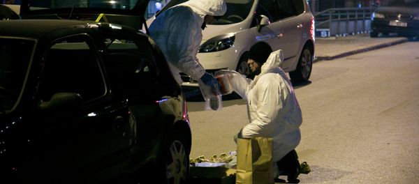 Kosovo police forensic unit members collect the material found in a car after claiming they have foiled an apparent attempt to detonate a car filled with explosive material in the capital Pristina. - Sputnik International