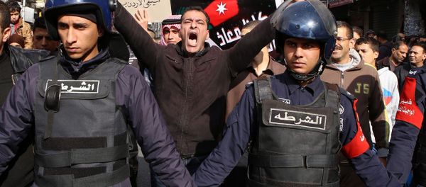 People shout slogans to call for the freedom of Jordanian pilot Mu'ath al-Kaseasbeh, held by the Islamic State group in the Syrian city of Raqqa - Sputnik International